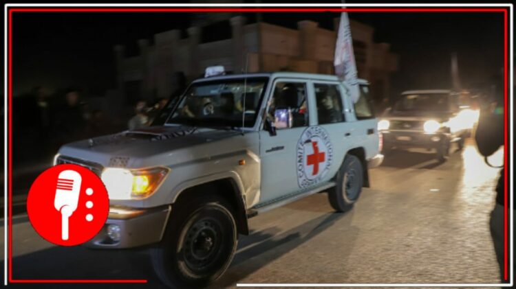 Cruz Roja traslada a personas liberadas por Israel. Foto: Xinhua.
