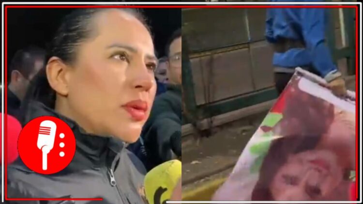 Un empleado de la Alcaldía Cuauhtémoc quita publicidad morenista