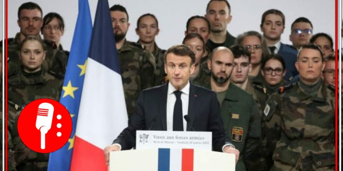 Emmanuel Macron e integrantes del Ejército francés. Foto: Bon Edme/AFP