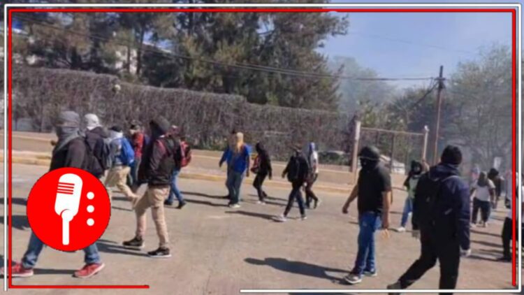 La protesta provocó el despliegue de agentes de seguridad, motivo por el cual ocurrió un enfrentamiento fuera de las instalaciones de la Fiscalía.