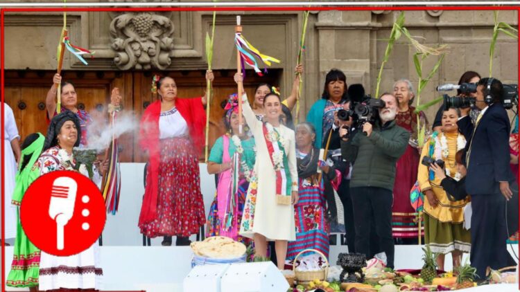 La Presidenta Claudia Sheinbaum recibe el bastón de mando de manos de representantes de pueblos indígenas